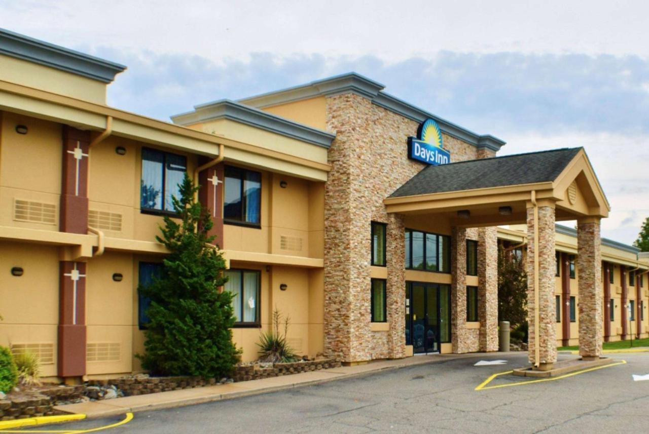 Days Inn By Wyndham Wayne Exterior photo
